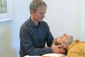 Konrad Wiesendanger bei einer Craniuosacral-Therapie Behandlung